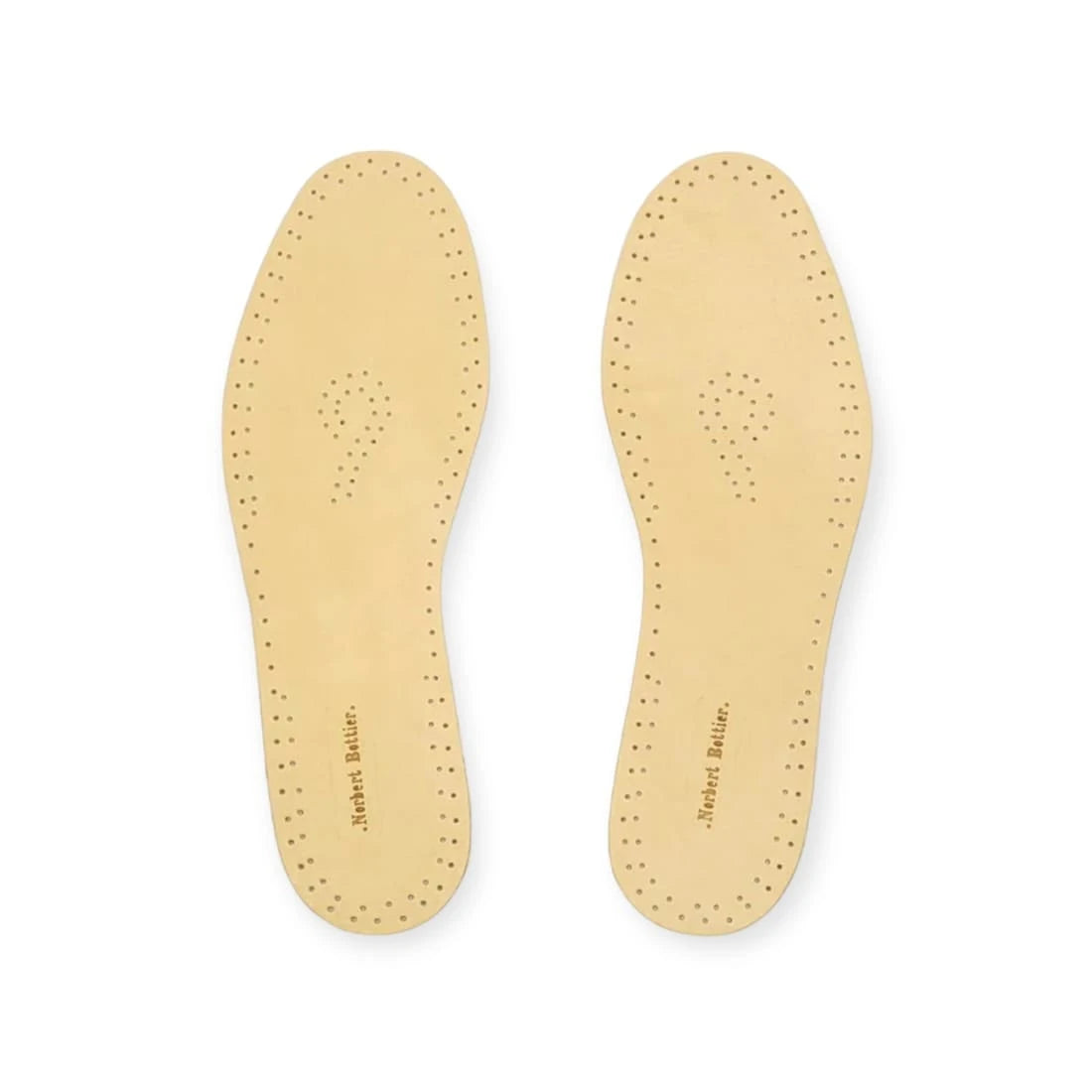 Paire de semelles en cuir lisse Norbert Bottier vues de dessus, avec leur bordure perforée et une goutte de perforations sous l’avant du pied.