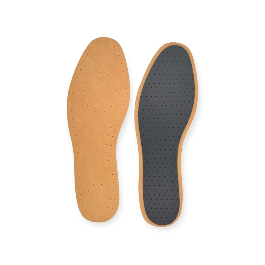 Paire de semelles en cuir sur charbon : le dessus en cuir cognac perforé et le dessous gris foncé perforé, bordé de cuir.