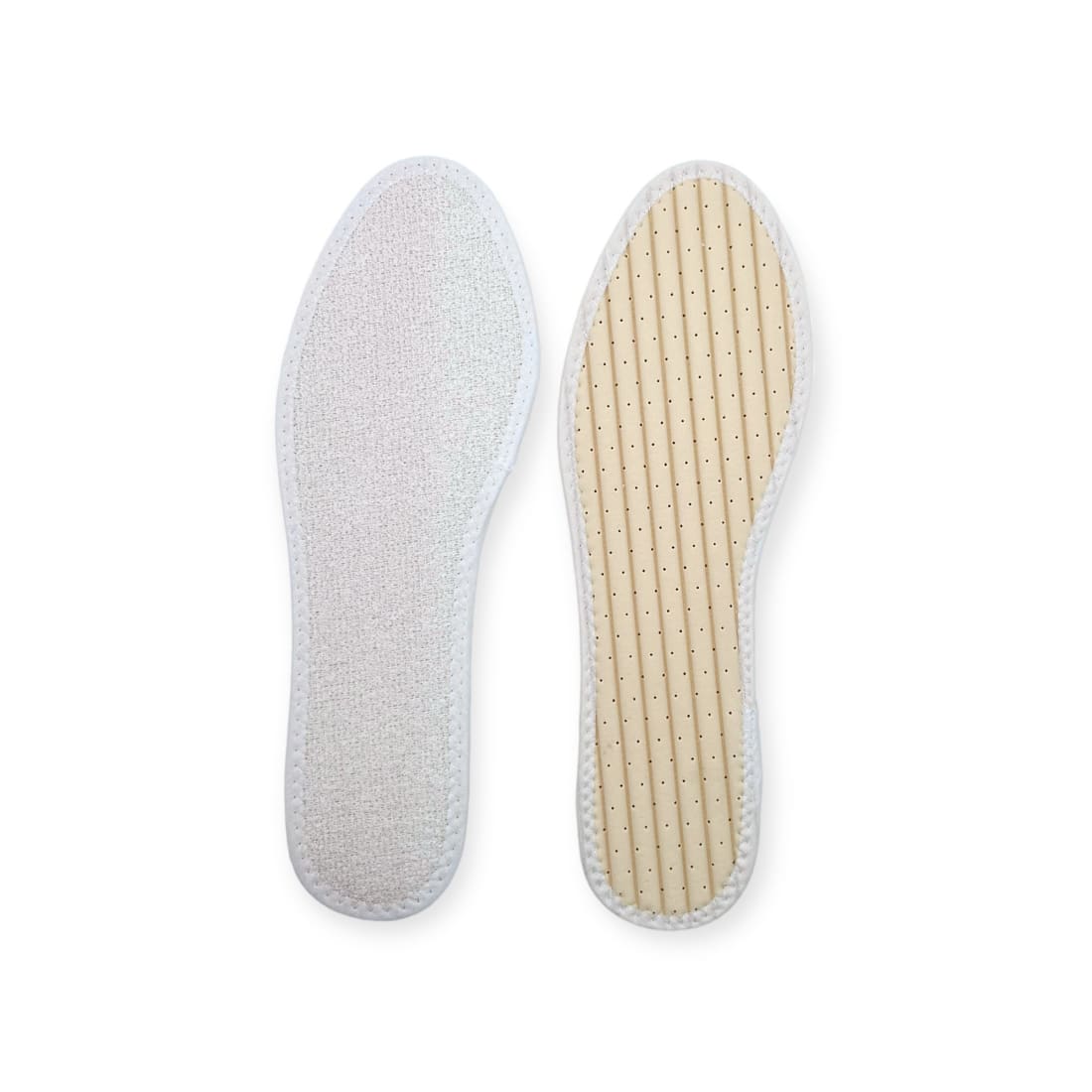 Paire de semelles pieds nus : le dessus en tissu éponge blanc et le dessous en mousse beige à canaux perforés.
