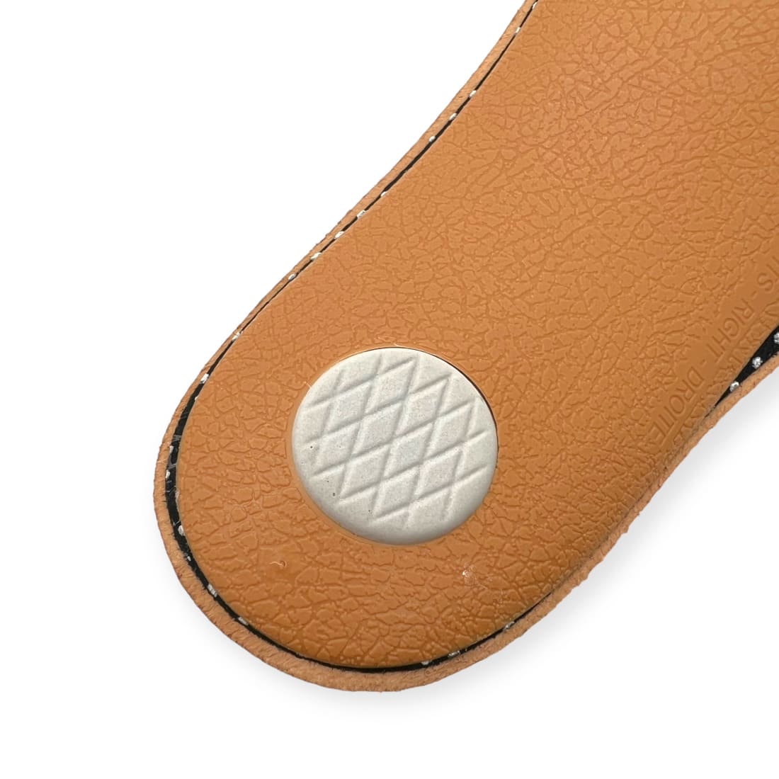 Dessous du talon de la semelle : la coque moulée et la pastille blanche à losanges.