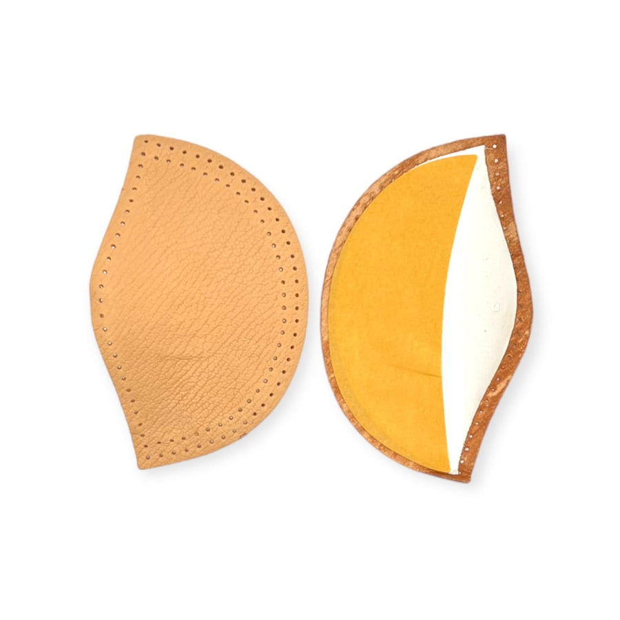 Support de voûte plantaire en cuir : à gauche le dessus en cuir à bordure perforée, à droite le dessous avec son coin semi-rigide et sa face adhésive.