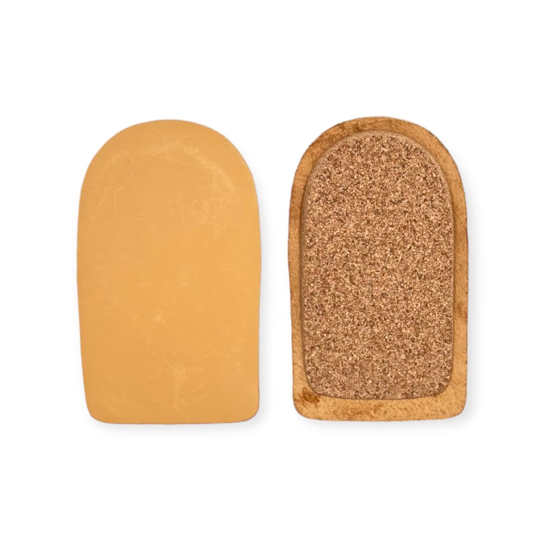 Paire de talonnettes en cuir sur liège : l’une montre son dessus en cuir lisse, l’autre son dessous en liège entouré d’une bordure de cuir.