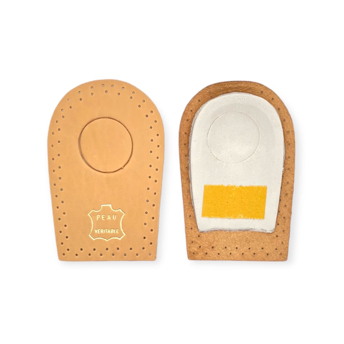 Talonnette en cuir de mouton marquée « peau véritable », pastille centrale en place, et sa face de dessous en mousse de latex avec la bande adhésive.